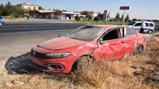 Urfa'da şarampole devrilen otomobildeki 2 kişi yaralandı