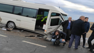 Şanlıurfa'da minibüs ile otomobil çarpıştı, 6 kişi yaralandı