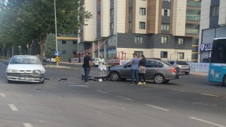Karaköprü’deki kazada iki otomobil çarpıştı