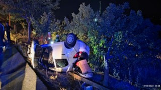 Şanlıurfa’da ters dönen otomobilde sıkışan 2 kişi yaralandı