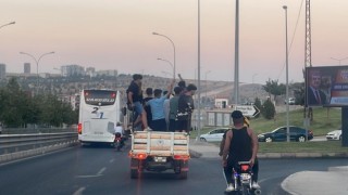 Tehlikeye aldırış etmediler:Urfa’da kamyonet kasasında asker uğurlaması