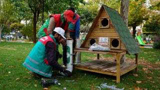 Karaköprü’de parklara kedi evleri yerleştiriliyor