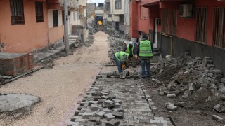 Haliliye’de kilitli beton parke döşeme çalışmaları ile sokaklar yenileniyor