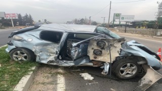 Şanlıurfa’da hafriyat kamyonu çarptığı otomobili pert etti!