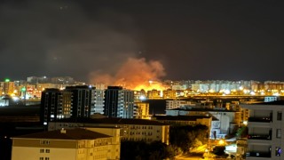 Karaköprü’de binalara sıçramadan söndürüldü