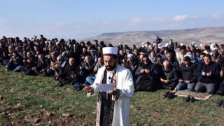 Şanlıurfa’nın Siverek ilçesinde, uzun süredir yağış alamayan çiftçiler, bereketin yeniden gelmesi için yağmur duasına çıktı.