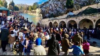 Şanlıurfa’da Güneşli Havada Balıklıgöl’e Ziyaretçi Akını!