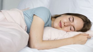 Uyku Pozisyonu Sağlığı Etkiliyor: Doktorlar Sağ mı, Sol mu Yatmayı Öneriyor?